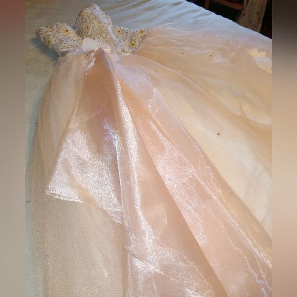 Strapless Sweetheart Neckline Ballroom Gown Style Wedding Dress - Picture 7 of 13